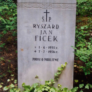 prostokątny nagrobek z wyrytymi napisami w języku polskim