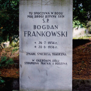 prostokątny nagrobek z wyrytymi napisami w języku polskim