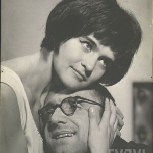 mężczyzna w okularach przytulający się do kobiety