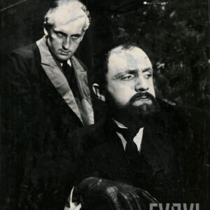 dwóch elegancko ubranych mężczyzn w średnim wieku