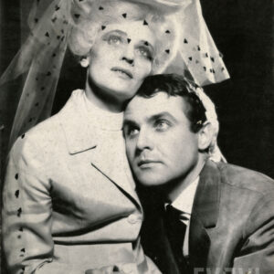 elegancko ubrana kobieta obejmująca mężczyznę ubranego w garnitur