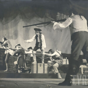 grupa mężczyzn ubranych w stroje nawiązujące do okresu oświecenia odgrywających strzelanie z karabinów