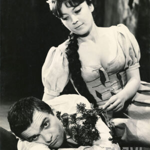 mężczyzna leżący na ziemi i pochylająca się nad nim kobieta