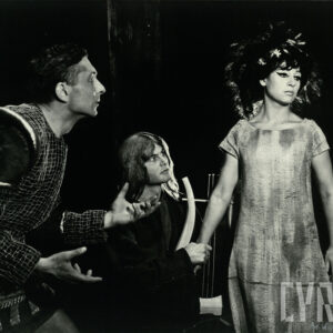 dwóch mężczyzn i stojąca obok kobieta