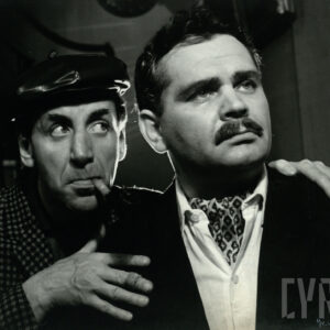 dwóch mężczyzn w średnim wieku; jeden z nich trzyma dłonie na barkach drugiego z nich