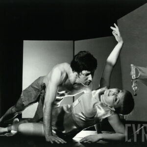 kobieta i mężczyzna leżący na ziemi