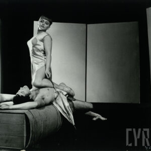 kobieta siedząca na leżącym mężczyźnie