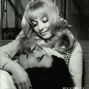 mężczyzna z głową położoną na kolanach obejmującej go kobiety