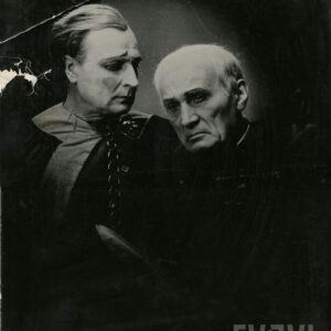 dwóch starszych mężczyzn stojących obok siebie; obaj ubrani w stroje stylizowane na ubiór średniowieczny