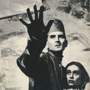 mężczyzna obejmujący wtuloną w niego kobietę