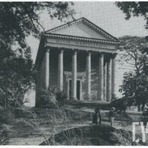 kaplica na wzgórzu z kolumnadą w fasadzie i trójkątnym naczółkiem, po bokach drzewa