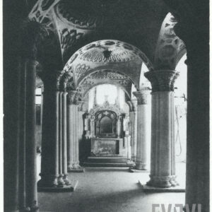 wnętrze z kolumnadą i bogato zdobionym stropem