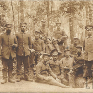 jedenastu umundurowanych żołnierzy w lesie