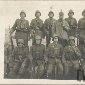 jedenastu umundurowanych żołnierzy z bronią ustawionych w dwóch rzędach