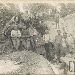 piętnastu żołnierzy w okopach