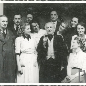 jedenaście osób ustawionych na stojąco; po prawej dwoje na siedząco