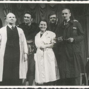 pięciu mężczyzn i jedna kobieta ustawieni w rzędzie