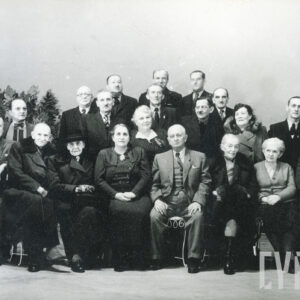 dwadzieścia osób pozujących na siedząco w czterech rzędach