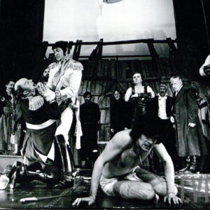 grupa osób w różnym wieku w strojach scenicznych