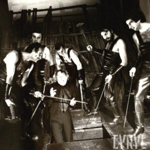 grupa osób w różnym wieku w strojach scenicznych