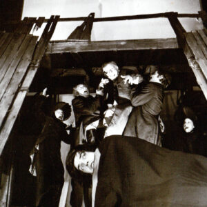 grupa osób w różnym wieku w strojach scenicznych