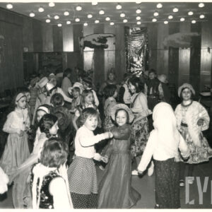 grupa dzieci tańczy ze sobą, większość z nich przebrana