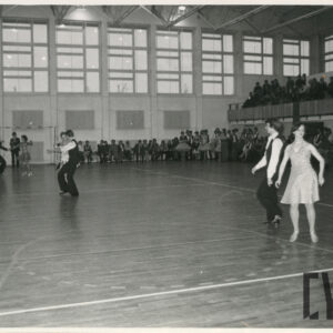sala gimnastyczna, na parkiecie tańczące pary, w głębi oczekujące pary taneczne oraz publiczność 