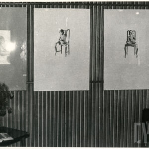 prace fotograficzne zawieszone na ścianie