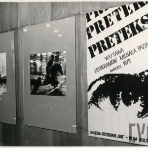 powieszone na ścianie fotografie w szklanych antyramach