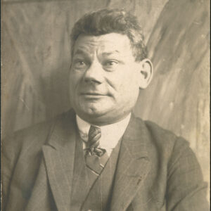 popiersie mężczyzny w średnim wieku ubranego w garnitur 