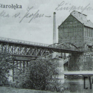 żelazny most kratownicowy nad rzeką, z prawej murowana, skrajna podpora mostu, w głębi budynek murowano-drewniany ze spadzistym dachem, przed nim wysoki komin