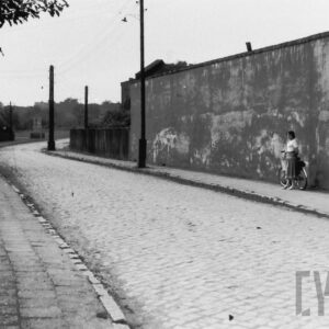 Zofia Rogalska na ul. Rzeczańskiej na Żegrzu, za nią zabudowania gospodarcze Chmielewskich