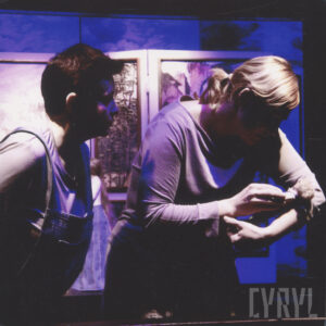 dwie kobiety, jedna z nich trzyma na rękach lalkę, kołysząc ją do snu