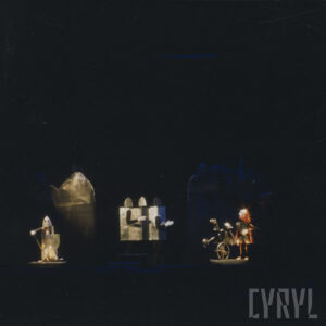 nieoświetlona scena, na scenie punktowo oświetlone lalki i fragmenty scenografii