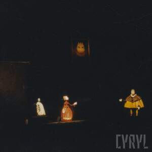 nieoświetlona scena, na scenie punktowo oświetlone lalki i fragmenty scenografii