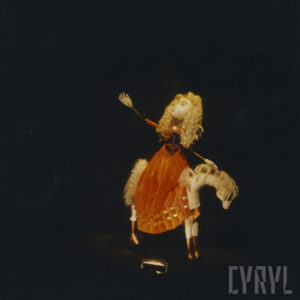 nieoświetlona scena, pośrodku punktowo oświetlona lalka