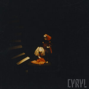 nieoświetlona scena, pośrodku punktowo oświetlone dwie lalki