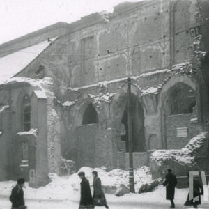 ruiny budynku kościelnego z odkrytą nawą po zwaleniu wieży