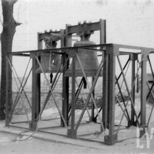 dwa wielkie spiżowe dzwony kościelne umieszczone na metalowej konstrukcji stojącej na ziemi