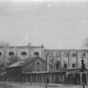 elewacja boczna zniszczonego budynku kościelnego bez dachu i wież z szeregiem powybijanych owalnych okien w górnej partii elewacji