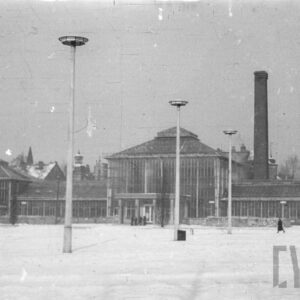 kilka oszklonych, połączonych pawilonów w zimowej scenerii