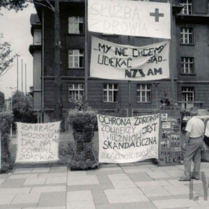 transparenty z hasłami zawieszone przy budynku