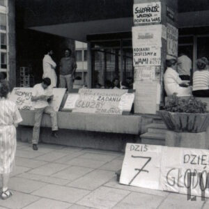 transparenty z hasłami zawieszone przy budynku