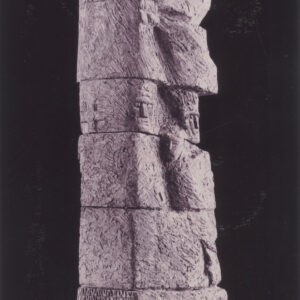 kilka nieregularnych, gipsowych brył nałożonych na siebie