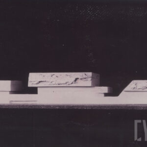 płaska konstrukcja prawdopodobnie gipsowa z nałożonymi trzema płaskimi bryłami