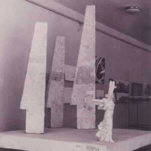 trzy gipsowe słupy i jedna plastyczna postać na postumencie