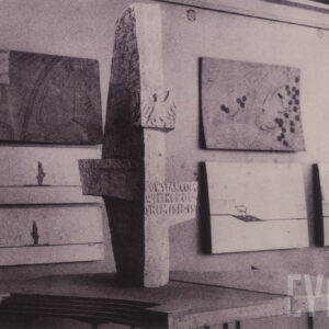 strzelista, nieregularna bryła z wystającymi elementami i orłem na węższej części