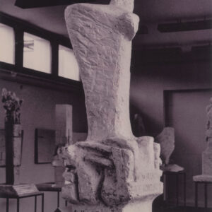 gipsowa bryła rozszerzająca się ku górze stojąca na nieregularnym postumencie