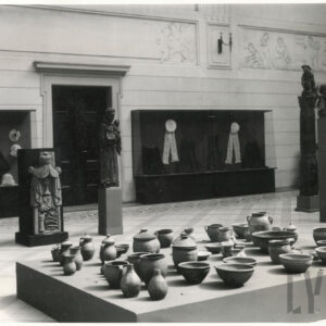 rzeźby i ceramika stojące w dużym holu z monumentalnymi schodami i wysokim przeszklonym sklepieniem