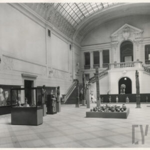 duży hol z monumentalnymi schodami, wysokim przeszklonym sklepieniem i rzeźbami ustawionymi na sali i balkonach